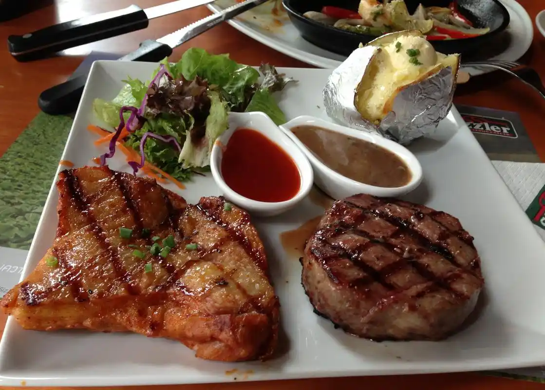 吃西餐时,牛排里"生鸡蛋"你知道怎么吃吗?一口吞下去就太尴尬