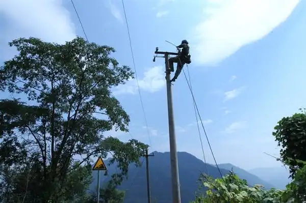 一天内3基电杆300米导线为异地搬迁贫困户拉专线