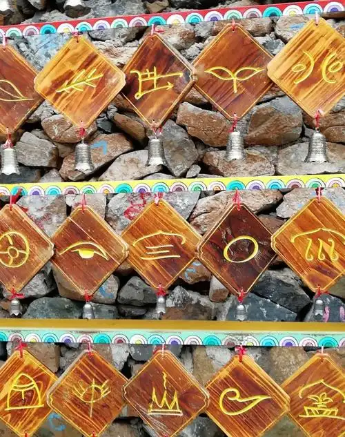 纳西族文字—是云南少数民族中独有文字,属于象形文字.