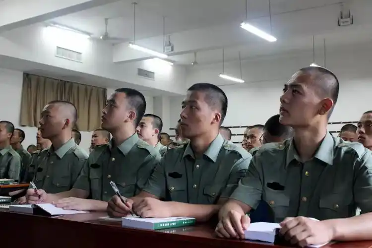 看军校"00"后新学员的一天