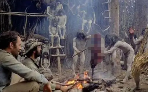 一对情侣到国外森林中旅行,却遭当地食人族掳走,被脱光了衣服,女友