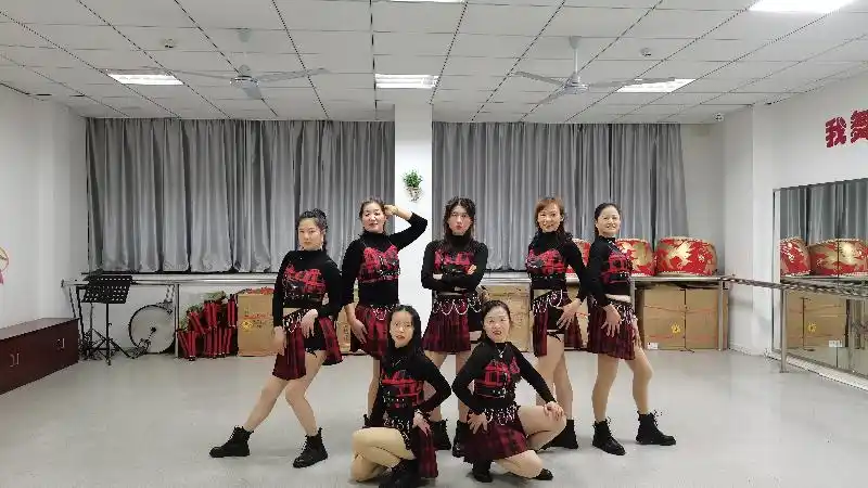 抖音网红爵士舞《悬浮》8人演出版附队形图