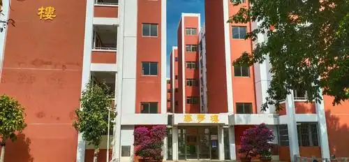 借鉴之路 细细揣摩 ——记到海南省农垦中学交流学习