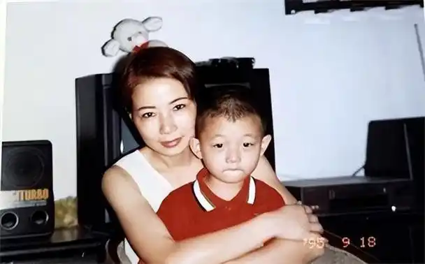 仲小萍与火风离婚后30年坚持不嫁陪伴儿子今儿子成她心病