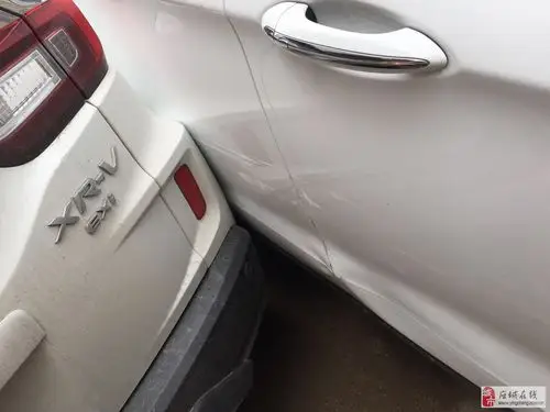 刚刚看到的,一帅哥和一美女司机!两车擦碰