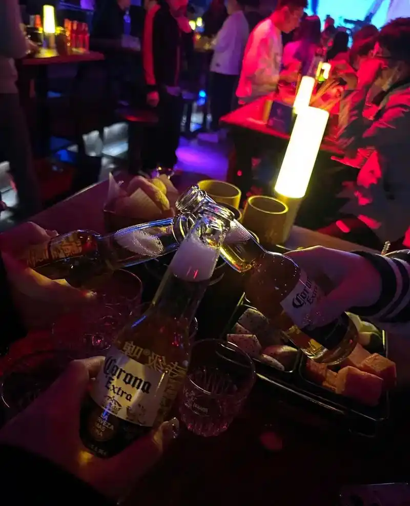 酒精让我着迷!我喝酒不就图个开心吗  不然我图什么#拾里酒馆 - 抖音