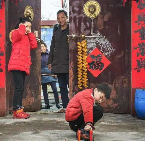 过年放鞭怎样摆八字