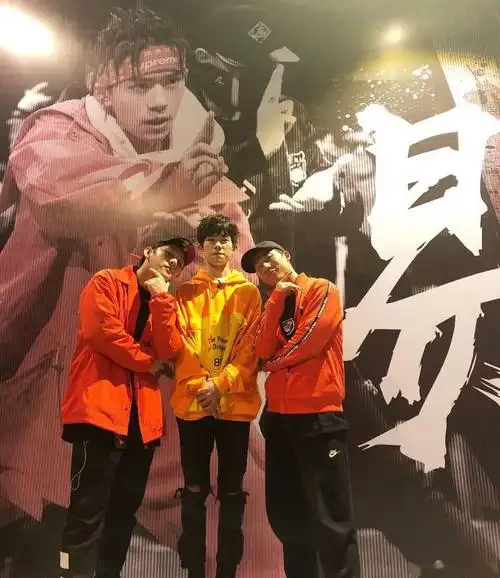 易烊千玺易燃装置大合照来袭,活跃在别人自拍中的易队长