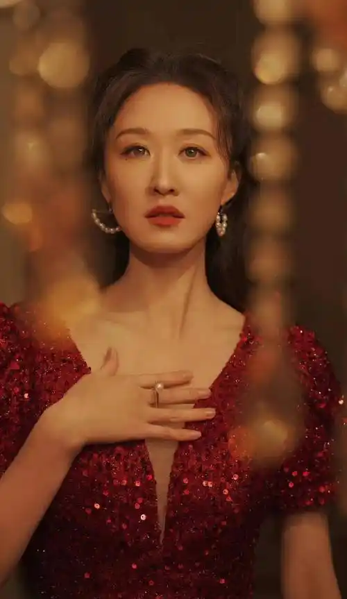 张雯红色穿搭,好适合圣诞,美得有品味,优雅迷人_裙子_设计_魅力十足