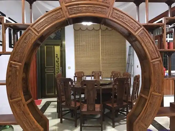 喜欢这个集酒柜厅门于一体的拱门