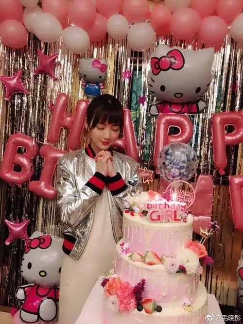 组图:毛晓彤分手后过生日 一个人拍许愿照气色好