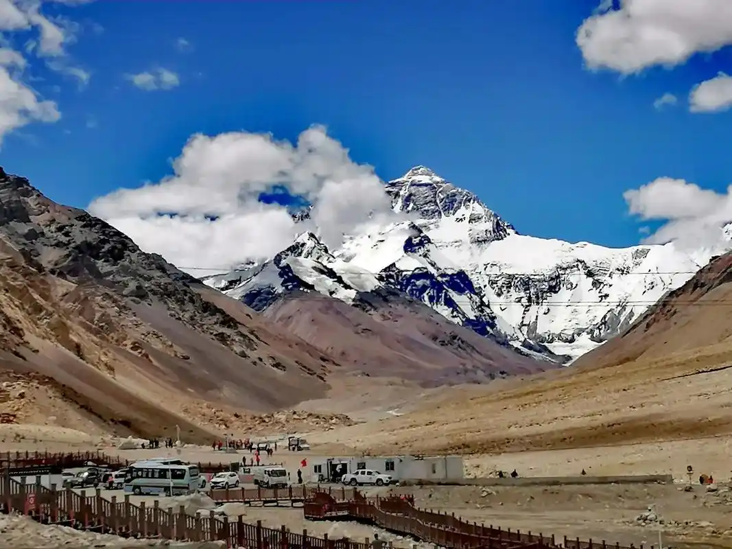 珠峰大本营.在珠峰大本营(海拔5200米),望着巍峨宏大,气 - 抖音