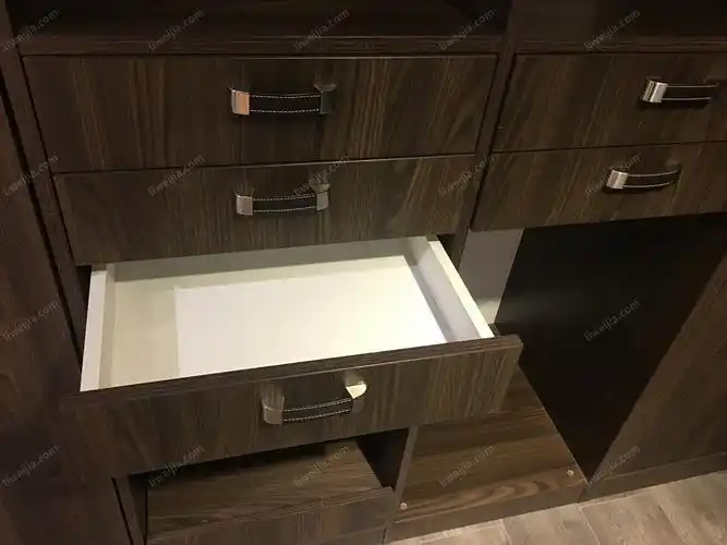 海蒂诗抽屉 皮质拉手的搭档,顺滑静音的抽拉体验是一种享受,颜值上也