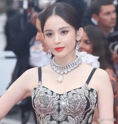 古力娜扎与成龙同庆70岁大寿亲密合影曝光年龄差距38岁