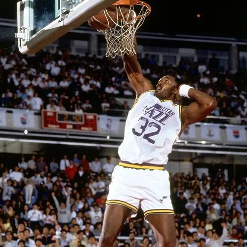 暴力邮差卡尔马龙肘击微笑刺客致其头部缝上四十多针