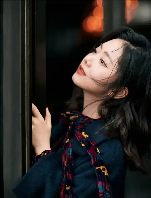 集结2021秋冬色谱谭松韵趣味混搭释出自信魅力开启幻变多彩的探索之旅