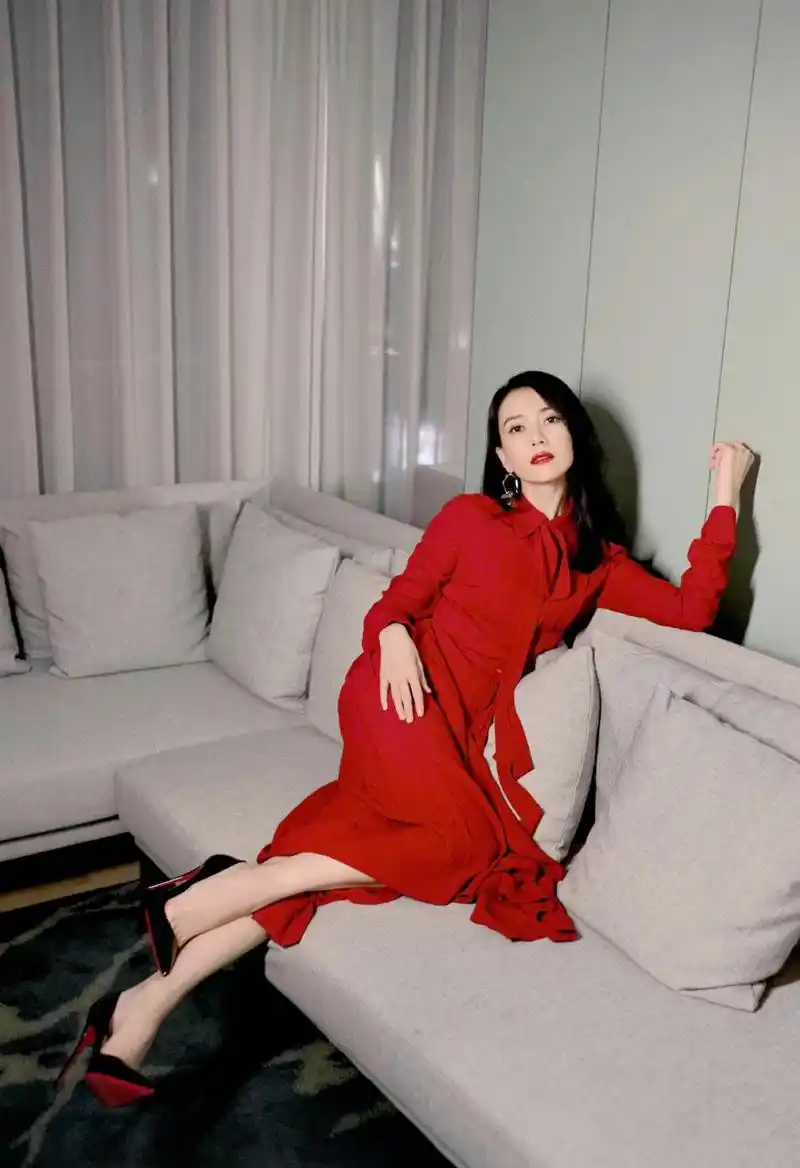 高圆圆穿高跟鞋的美腿