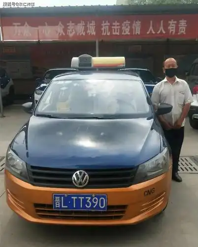 原创临汾出租车的哥的姐拾金不昧光荣榜