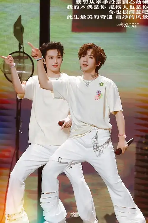 翔霖超话#时代少年团楼外楼演唱会#74奇遇人生  ※  303737