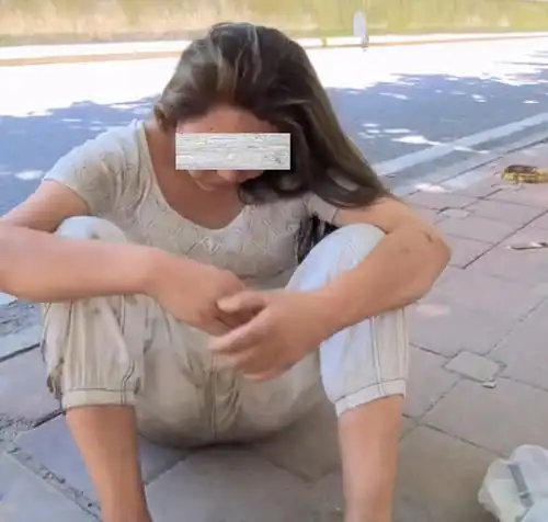 安徽一气质美女落魄街头,卖掉钻戒饮酒买醉,知情人:疑因感情问题