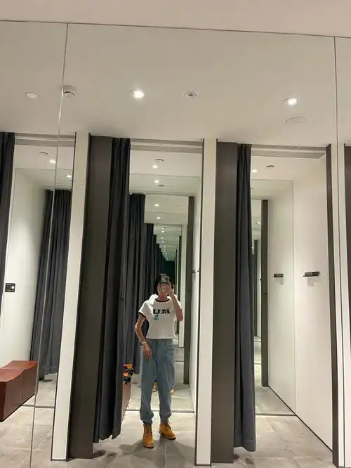 试衣间对镜自拍