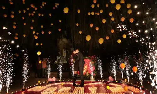 2014年11月25日,鲁能球员崔鹏在大明湖畔向女友浪漫求婚成功.