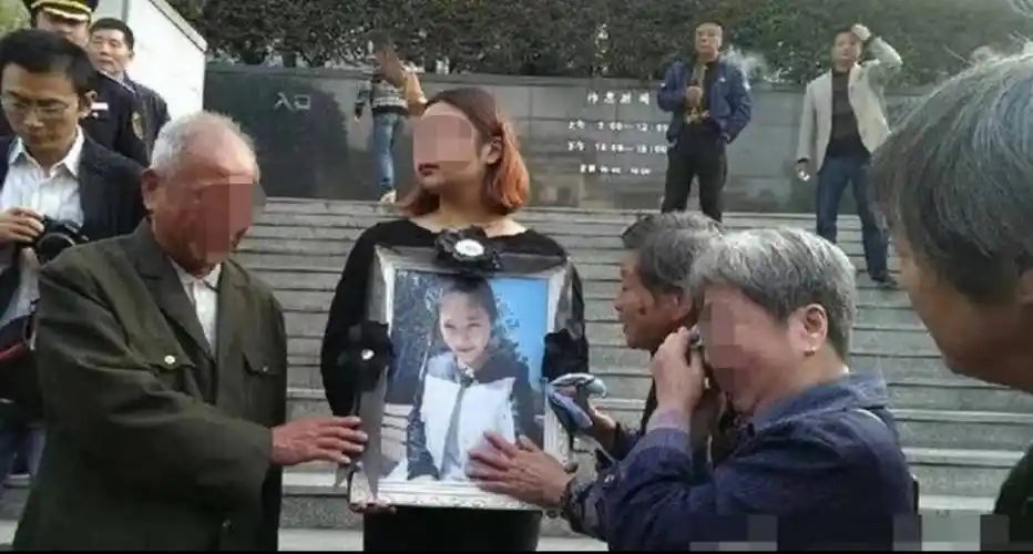 案例:富二代狂砍妻子40刀,留下百天吃奶娃,知道真相后追悔莫及_祁可欣