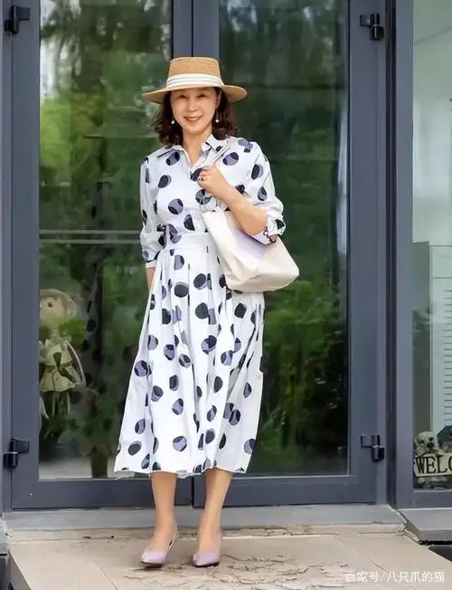 以三五成群结队,衣着缤纷鲜亮,还时常伴着随风飘起的丝巾当作街拍单品