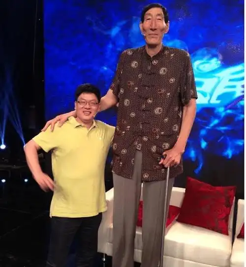 回顾236米鲍喜顺不听医生劝告执意生子现在儿子身高1米8