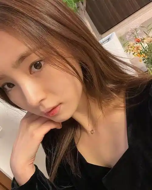 韩国女艺人申世景晒怼脸自拍 素颜出镜不施粉黛