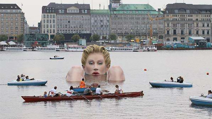 国外湖中惊现巨人美女洗澡?数百人观看后突然被撤回,怎么回事?