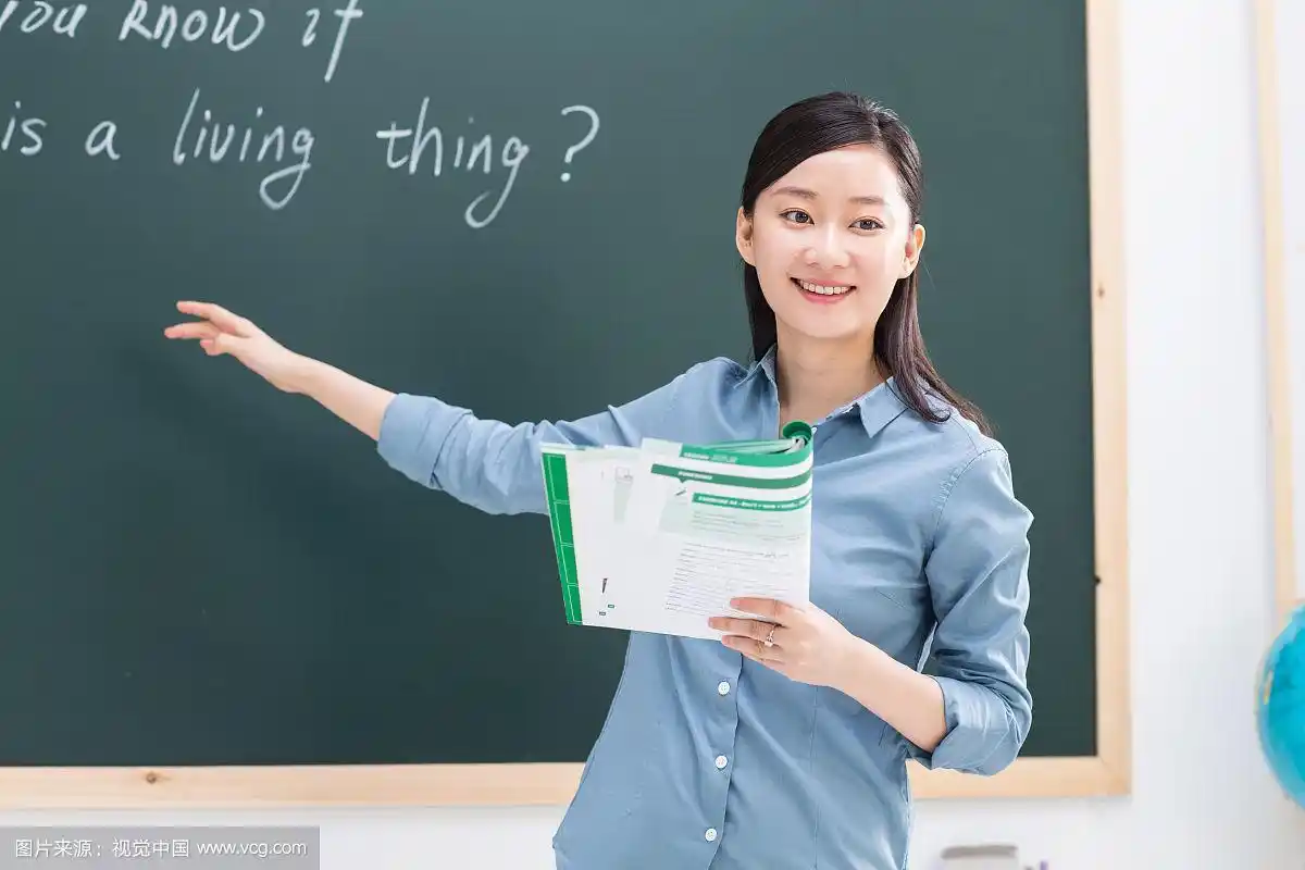 女教师在教室里