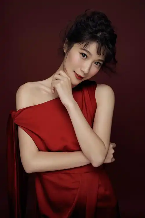 主持人悦悦大突破写真曝光你还认得出她吗311