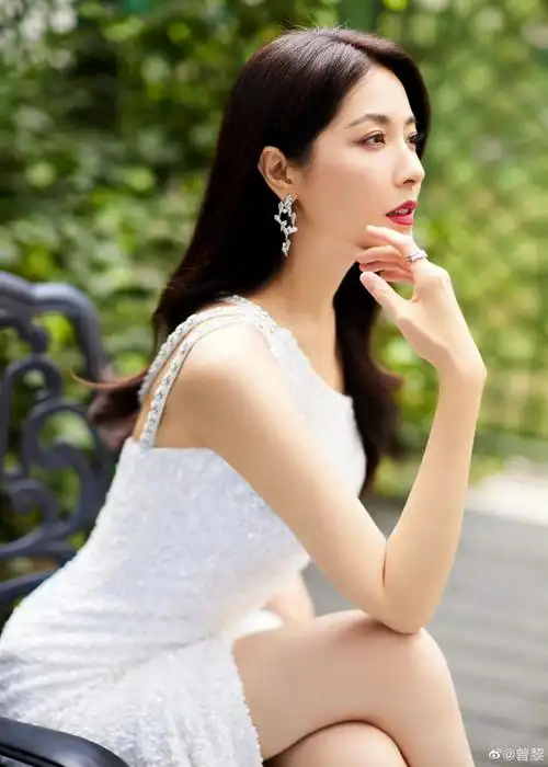 曾黎发布自己新歌《草木之骨》,mv素颜出镜真不愧是美女姐姐啊