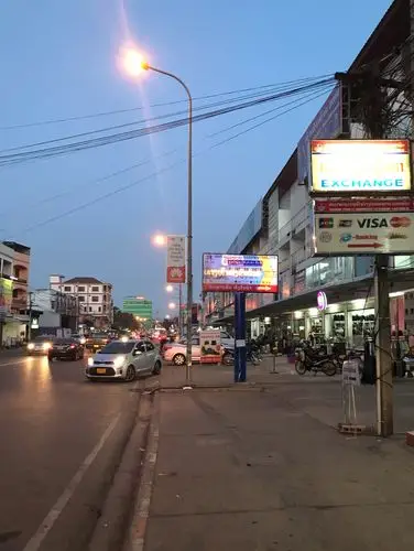 黄昏中的万象街道,看起来比白天顺眼一些.