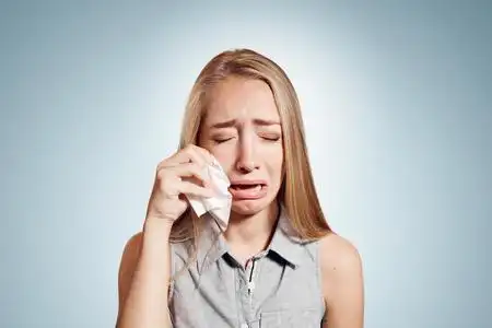 看起来难受的白种人女商人.