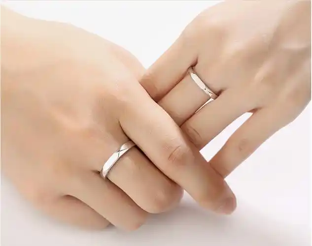 情侣戒指怎么带?