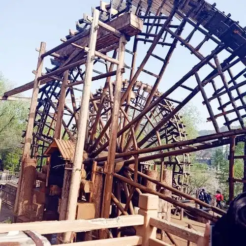 水车至今已有近500年的历史,兰州水车是一种利用黄河水流自然的冲击力