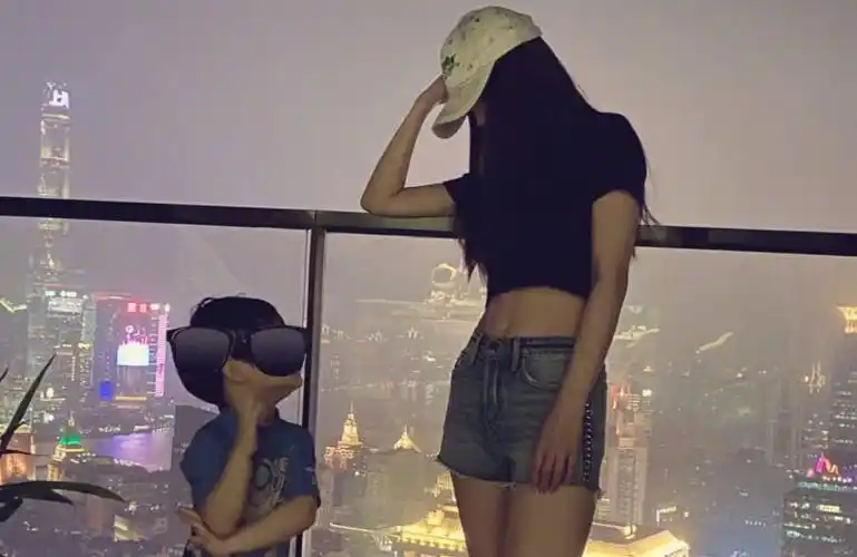 angelababy晒和儿子合照,小海绵基因实在太好,个子高高像极爸爸