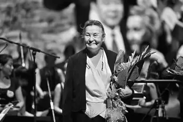 明天,是中国第一位女指挥家,中央歌剧院"终身荣誉指挥"郑小瑛的88岁