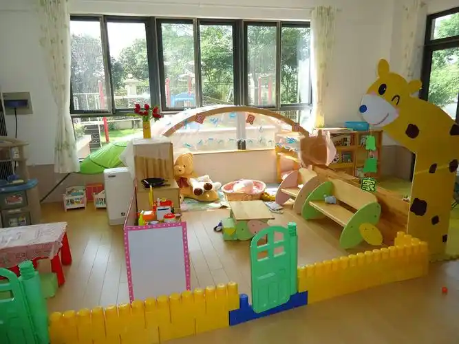 幼儿园教室布置大风车