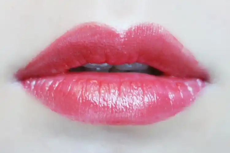 最后在来一个桃红色口红,就大功告成啦,去美美的约会吧.