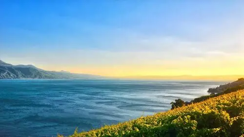 清新静谧的湖泊风景桌面壁纸