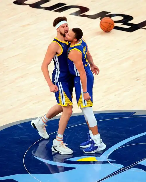 克莱·汤普森(左)和库里在最后时刻左右了比赛.