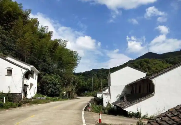 宁波横街镇这个村庄人去楼空,但环境优美,风光宜人_村民_住户_公交站