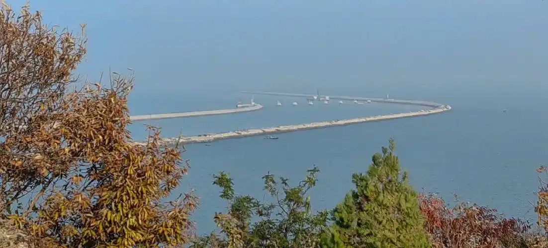 沿海城市自驾游江苏连云港羊山岛#登上山顶看美景 - 抖音