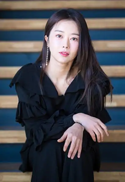 韩国艺人李秀敏接受专访拍写真,粉嫩桃花妆甜美气质迷人