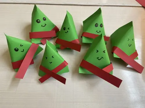 老师们制作的粽子宝宝送给小朋友.