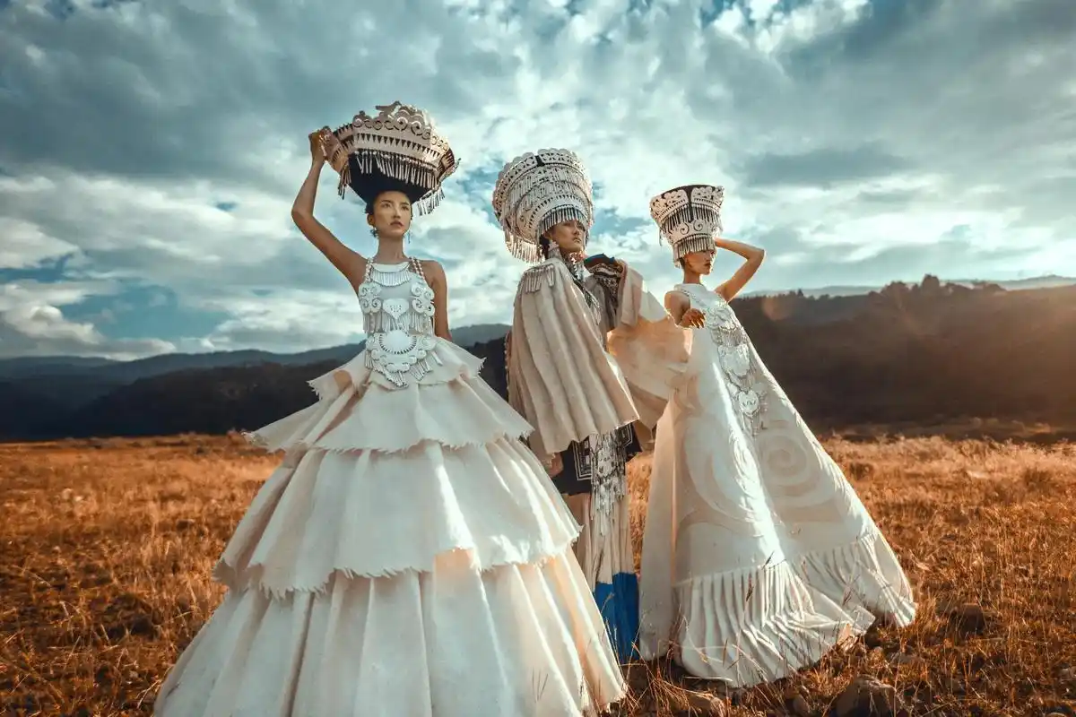 民族摄影 #民族服装  彝族服饰系列——云梦彝山 服装设计 - 抖音