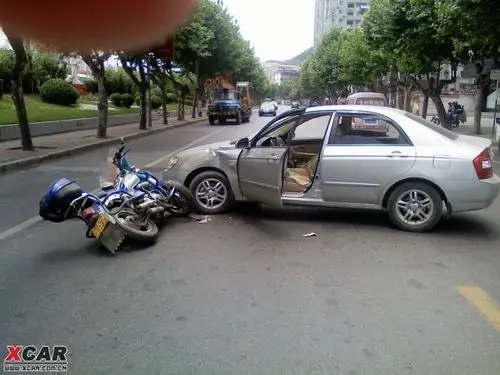 今天中午回家出车祸啦(含车祸图片,车祸过程,处理过程)